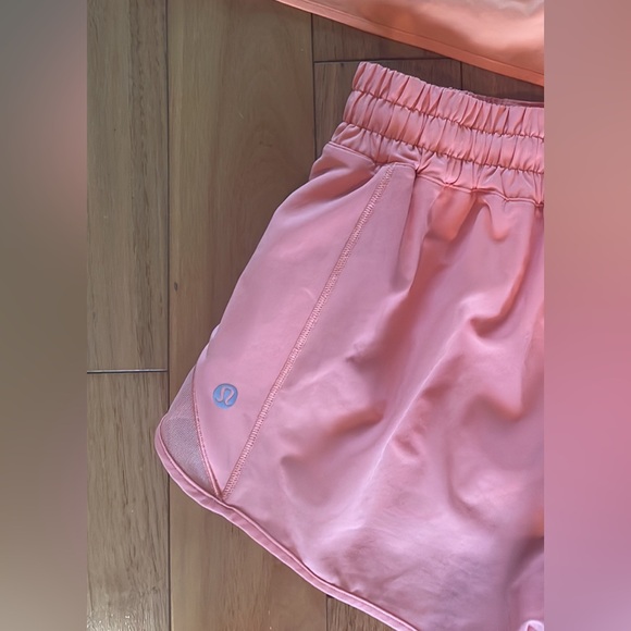 Lululemon hotty hot shorts 2.5” size 6 - Picture 3 of 5